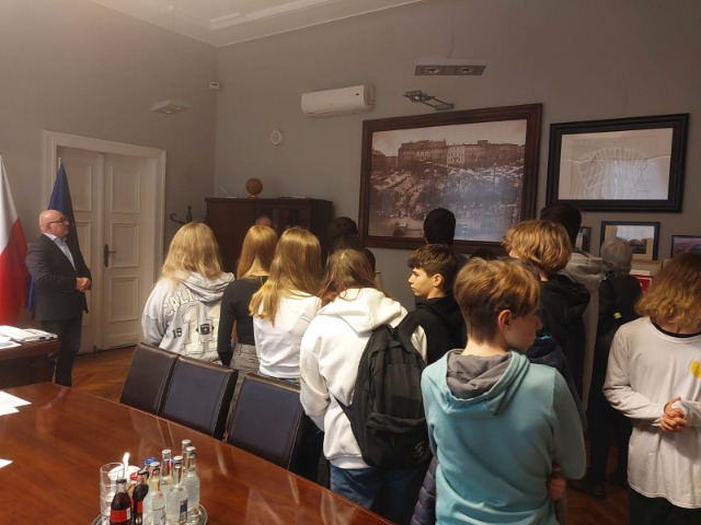 Klasa 8a poznaje historię Chorzowa oglądając stare fotografie prezentowane przez prezydentem miasta Chorzów, Andrzejem Kotalę.