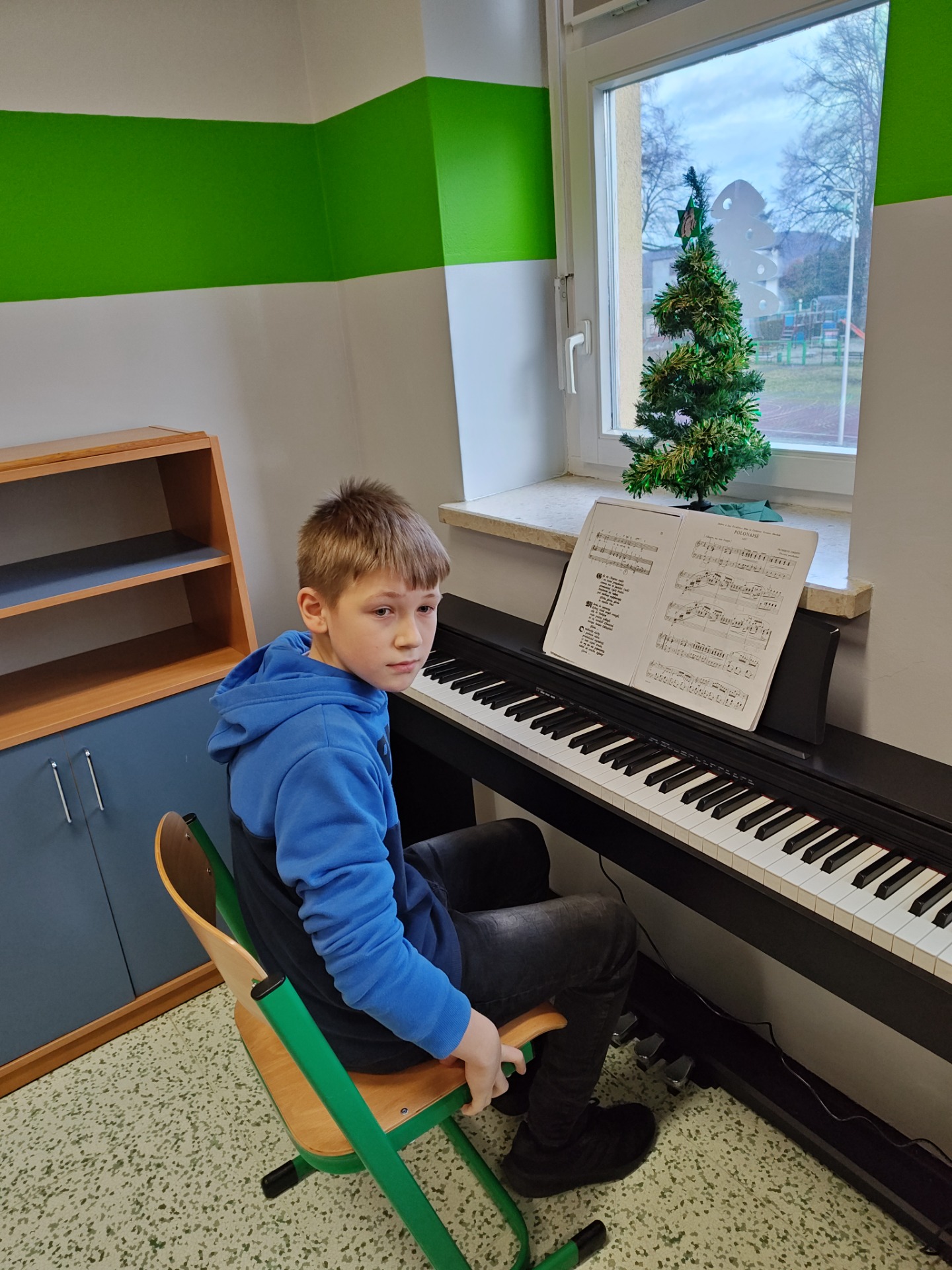 Uczniowie, którzy potrafią grać na pianinie koncertują w ramach spotkań z muzyką. - Obrazek 1