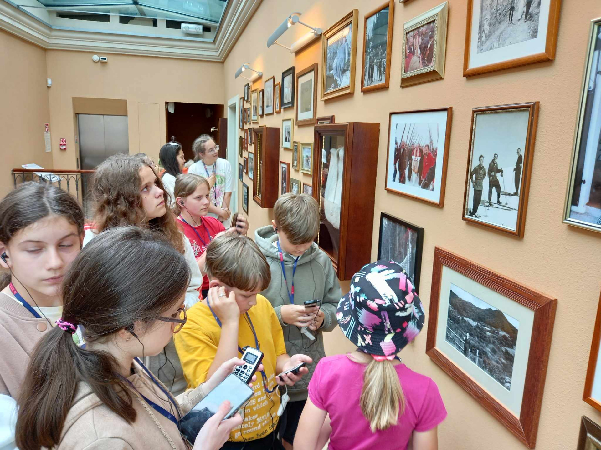 Uczniowie zwiedzający Muzeum JPII.