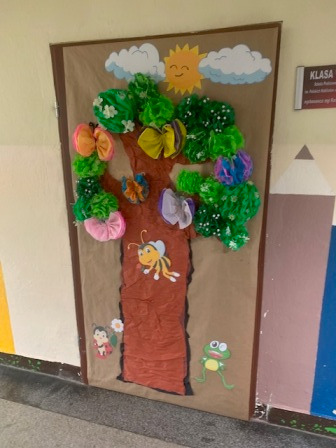Wiosenne drzwi do sal lekcyjnych