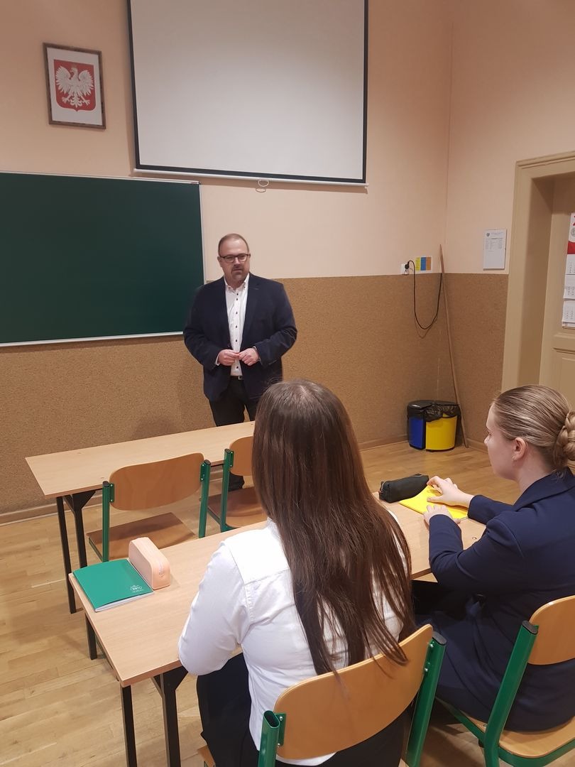 Krzysztofa Szrajda w sali lekcyjnej