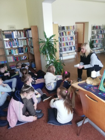 Uczniowie podczas zajęć w bibliotece