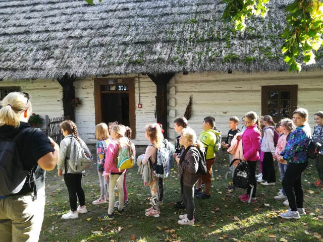 Wizyta uczniów klas 1-3 w Muzeum Wsi Markowa. - Obrazek 4