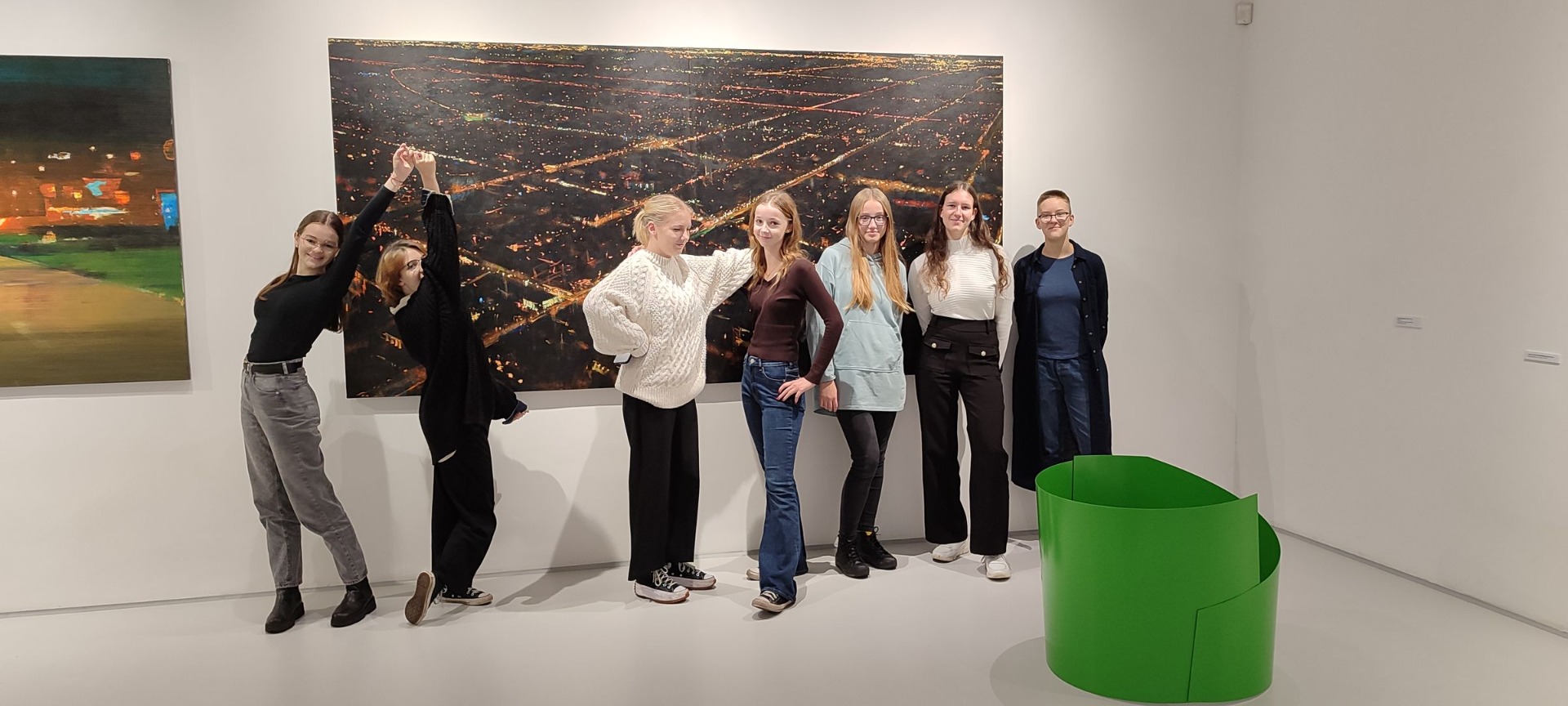 Uczniowie podczas zwiedzania galerii cz1