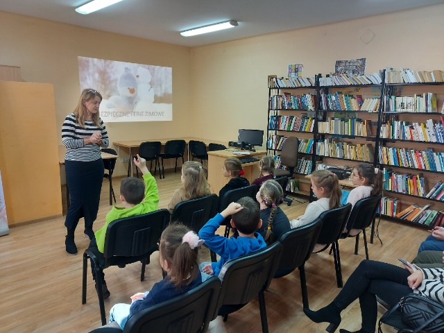  Wizyta uczniów klasy I w Bibliotece Pedagogicznej w Wieluniu  - Obrazek 6