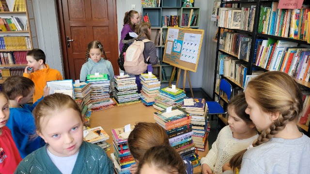 Uczniowie w trakcie przeglądu książek.