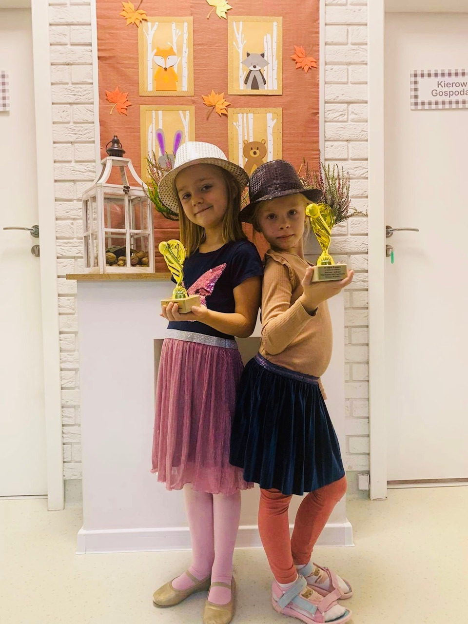 Anielka i Lila pięknie reprezentowały nasze przedszkole w konkursie wokalnym "Mała scena-wielki głos". Jest nam bardzo miło poinformować, że dziewczynki zajęły II miejsce ☺️ - Obrazek 2