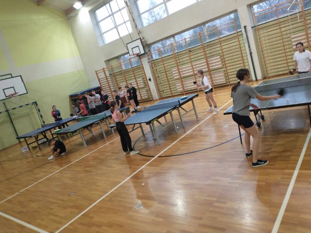 Zajęcia sportowe z tenisa stołowego w naszej szkole. - Obrazek 2