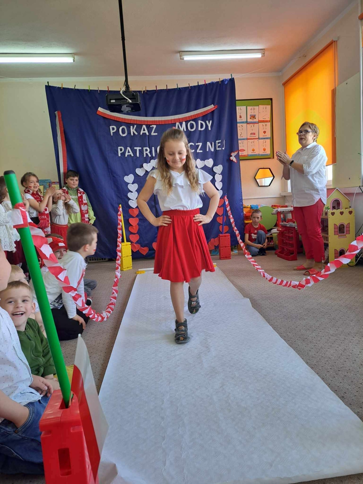 Pokaz mody patriotycznej w przedszkolu - Obrazek 6