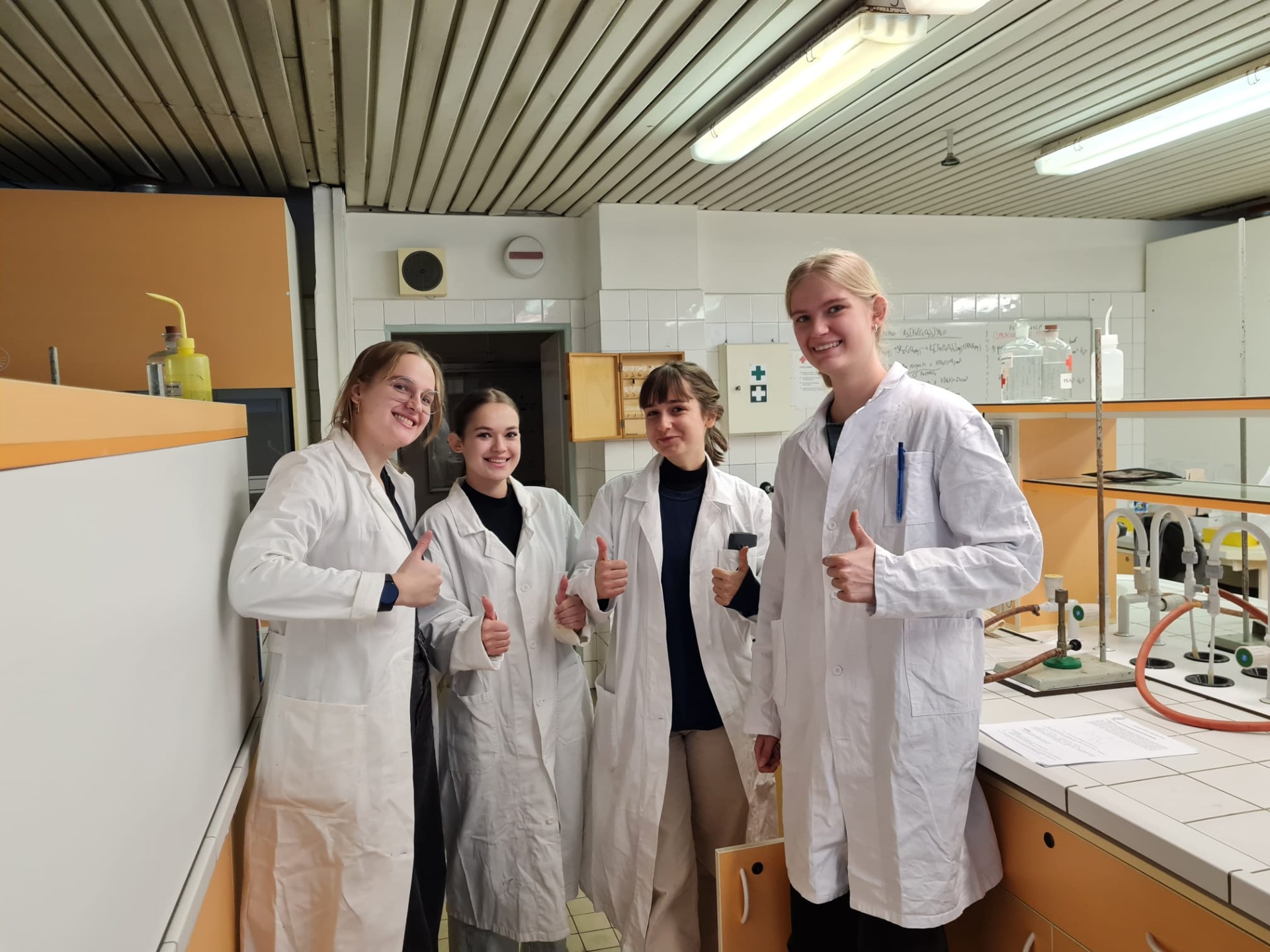 Z lavíc do laboratória: študenti semináru z chémie v praktickom teréne  - Obrázok 3