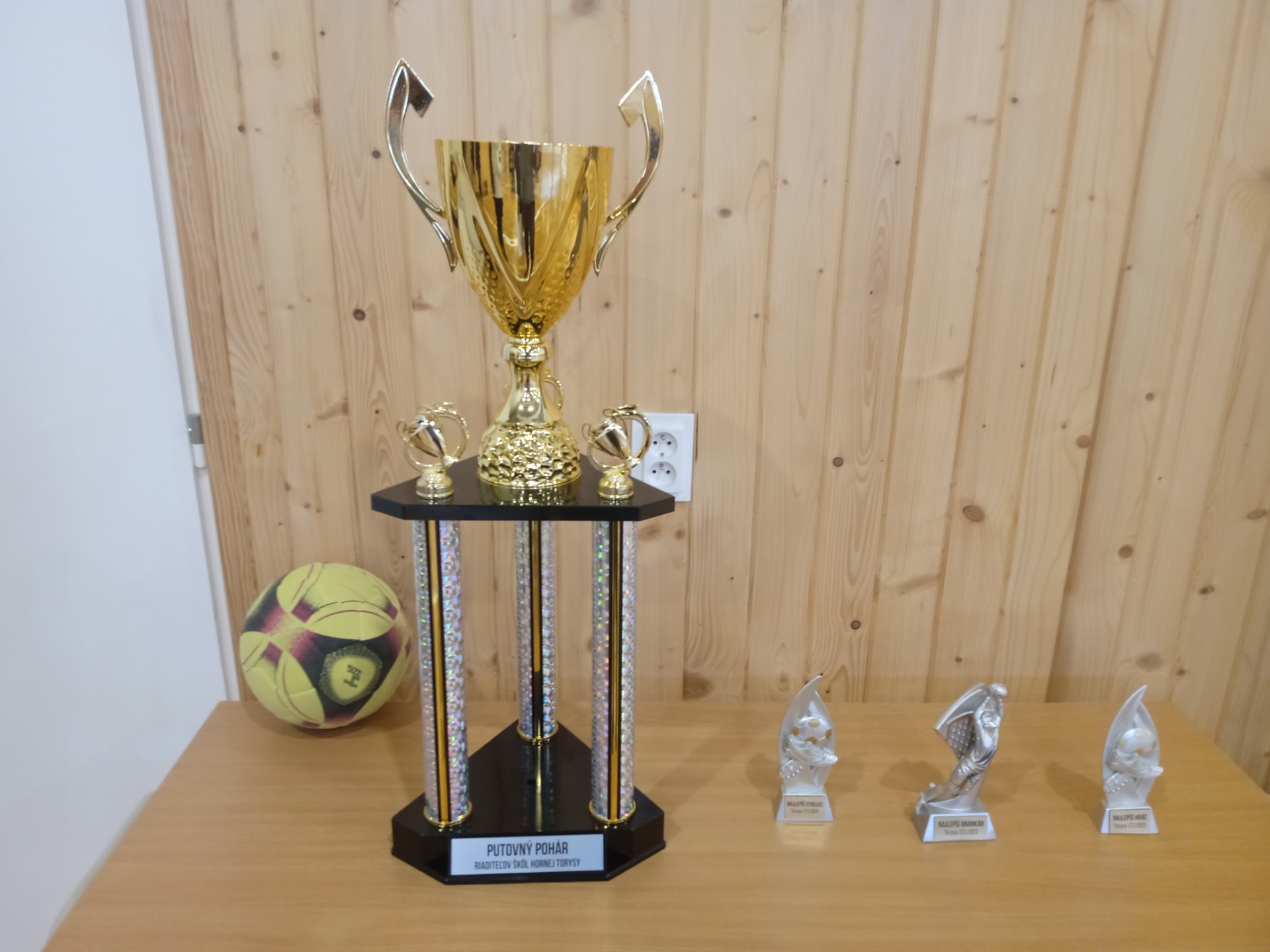 Futbalový turnaj žiakov 1. stupňa o putovný pohár riaditeľov škôl hornotoryského regiónu. - Obrázok 3