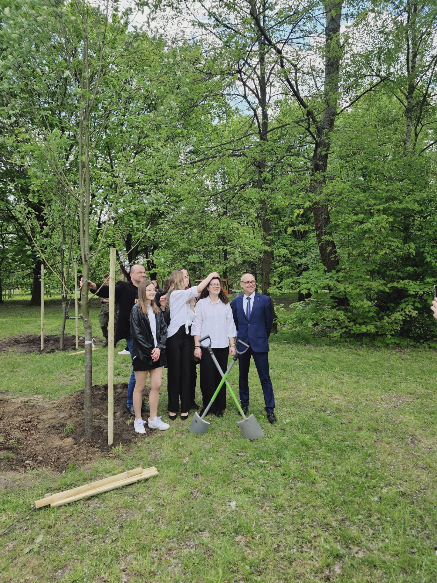 Sadzenie drzewek przez maturzystów - Obrazek 6