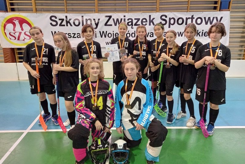 zdjęcie zbiorowe drużyny unihokeja dziewcząt SP73, brązowy medal w WOM 2022/2023