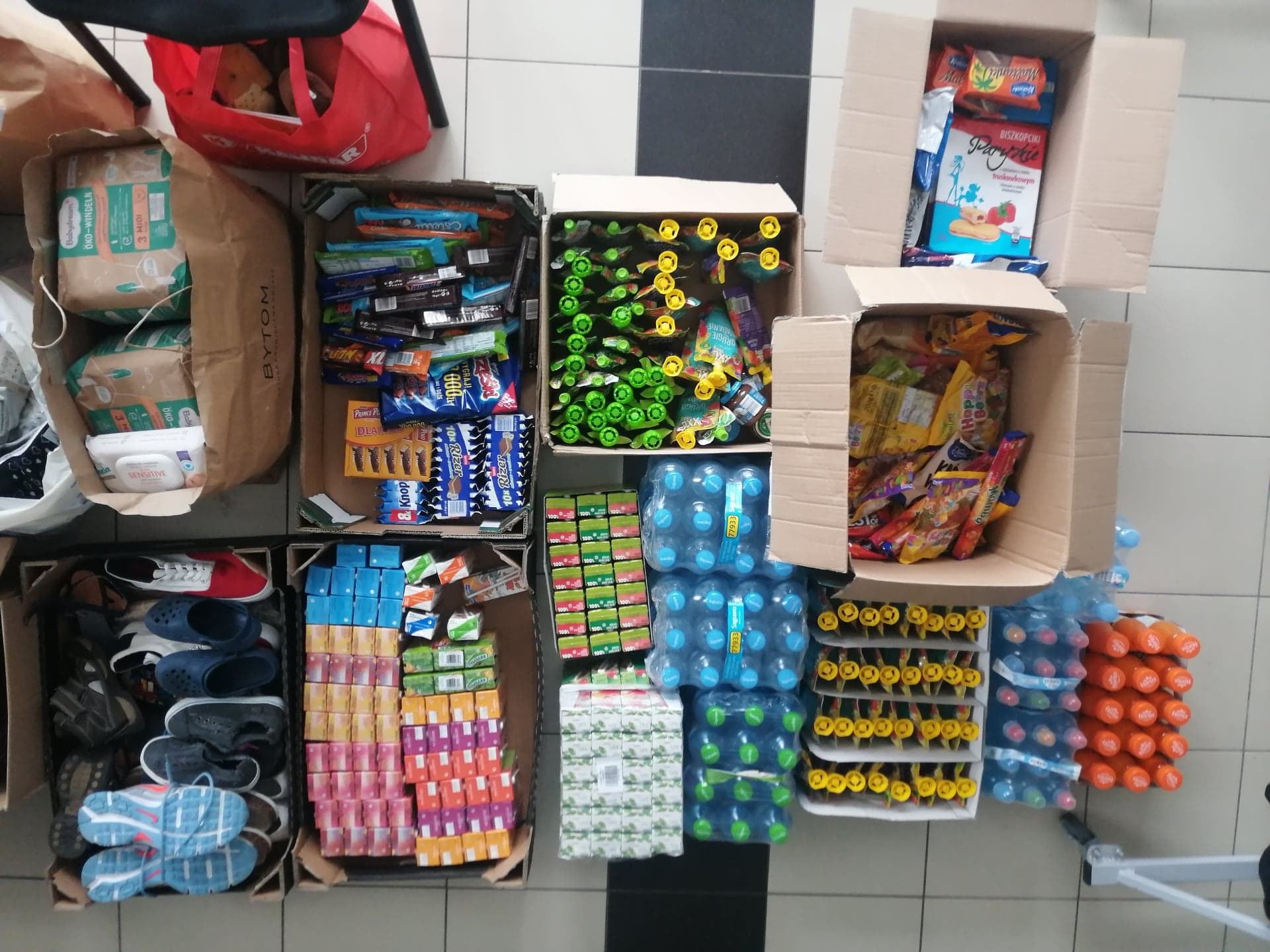 W tym tygodniu Samorząd Szkolny zorganizował zbiórkę najpotrzebniejszych rzeczy i sprzedaż śniadań (dochód został przeznaczony na zakupy) dla Uchodźców z Ukrainy.
Dziękujemy Wam za okazane serca!