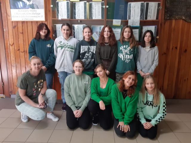  Projekt "Koloryty VI b" - uczniowie prezentujący ubiór w kolorze zielonym.