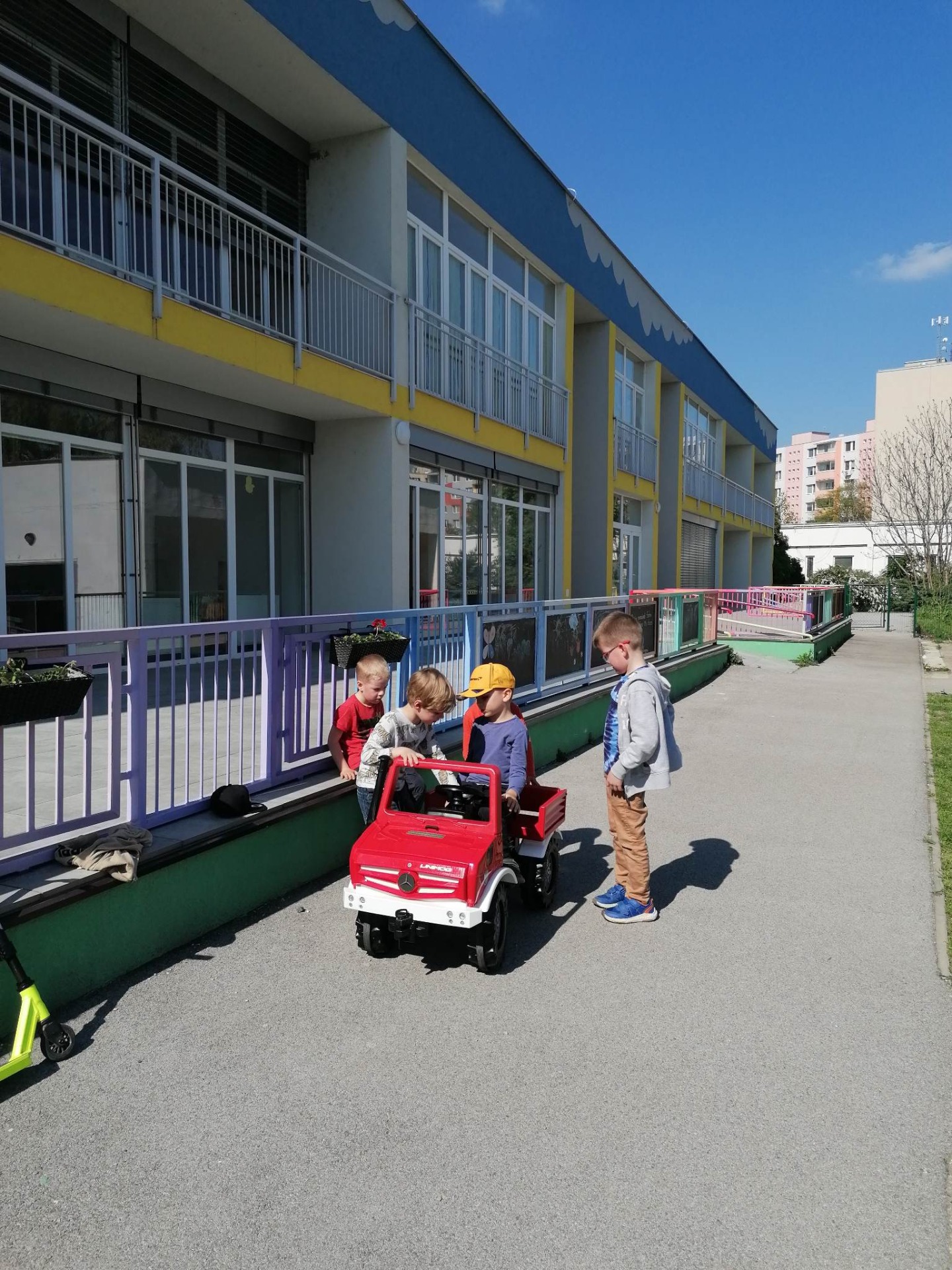 Vďaka zamestnaneckému grantovému projektu ZSE sme získali nové vozidlá na podporu pohybu detí na Vansovej. - Obrázok 6
