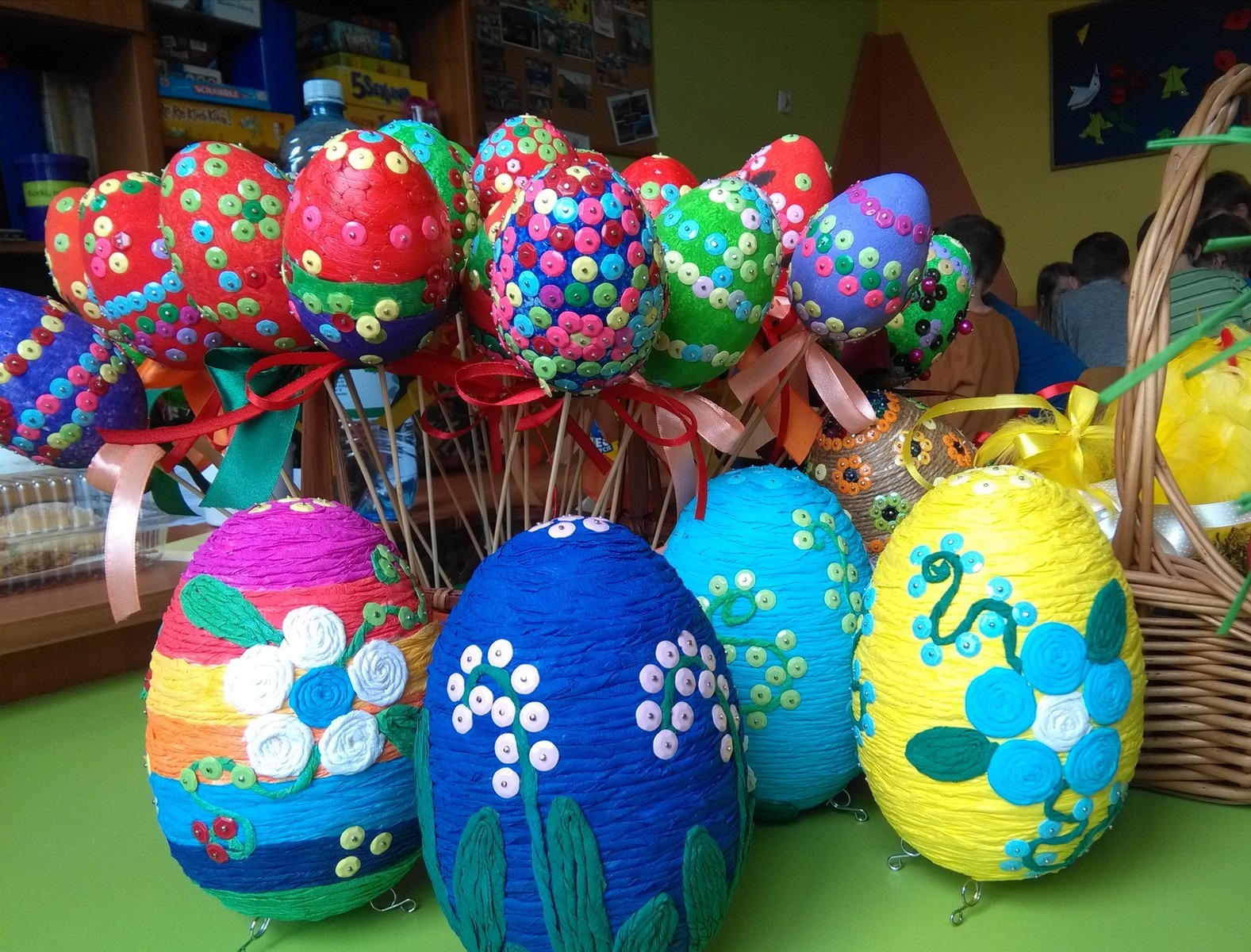Kolorowe jajka  ozdobione przez uczniów.