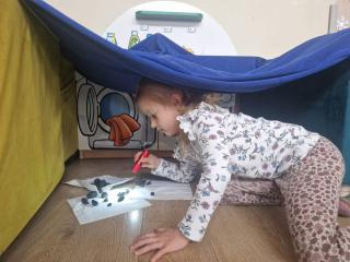 Dziewczynka ogląda węgiel.