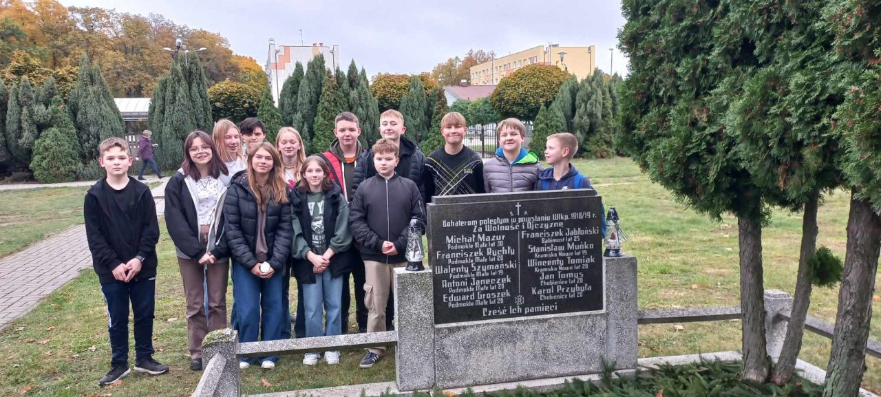 Uczniowie z wizytą na cmentarzu parafialnym - Obrazek 2