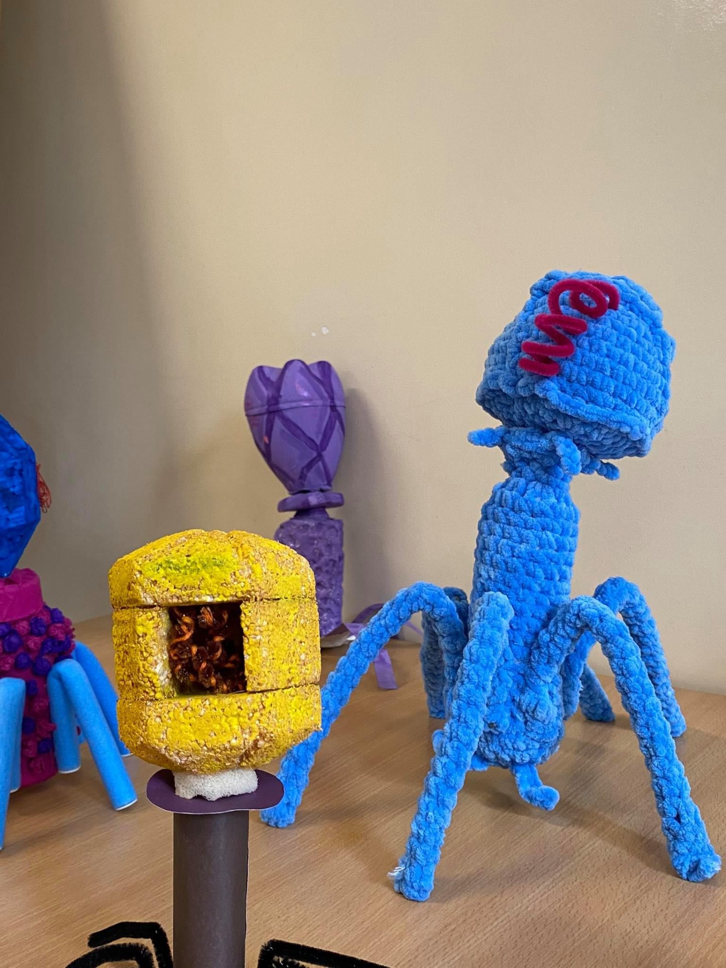 Modele bakteriofagów wykonane przez uczniów.