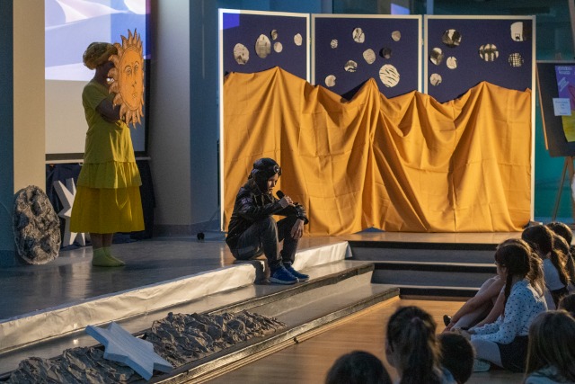Premierowy spektakl Szkolnego Koła Teatralnego : "Wędrówki Małego Księcia" - Obrazek 4