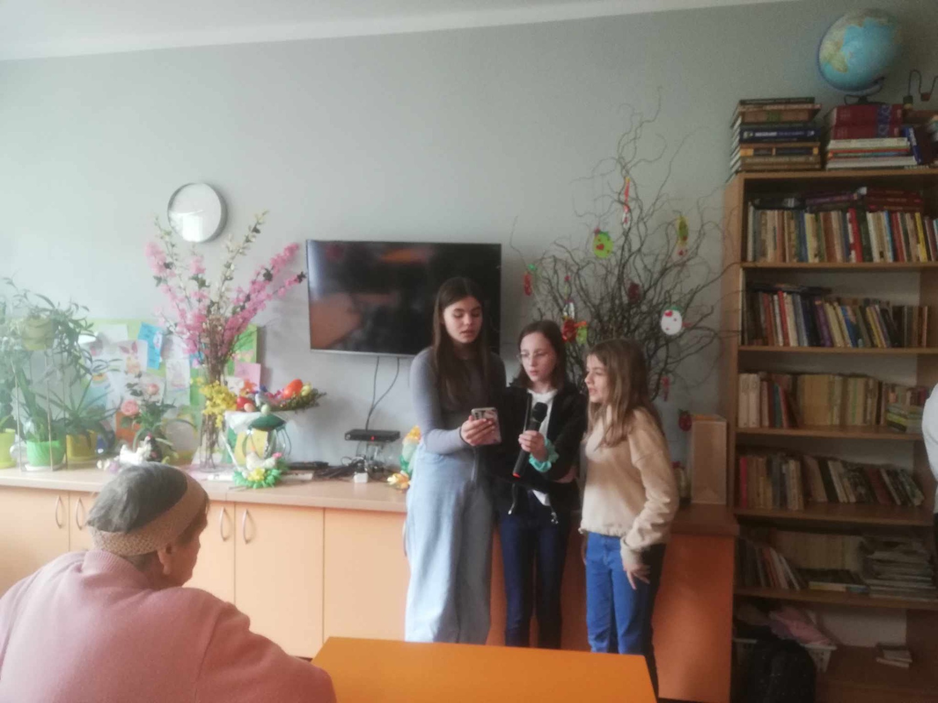 Uczennice klasy V: Sandra, Julia oraz Zofia podczas odwiedzin pensjonariuszy Zakładu Pielegnacyjno-Opiekuńczego w Tarnobrzegu. 