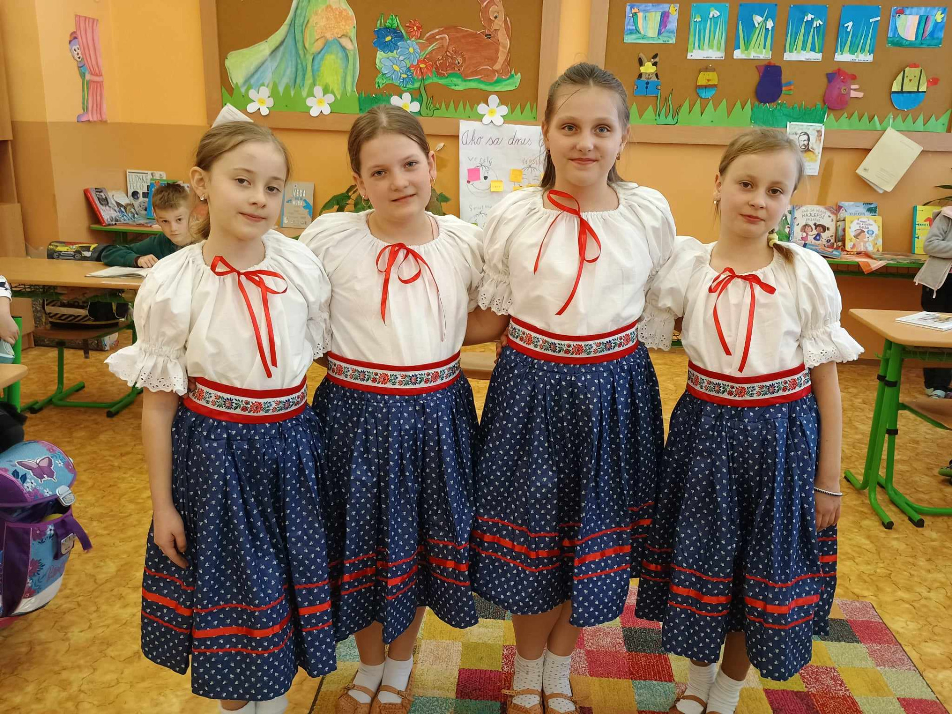 Deti z Lipovienky sa tešia novým krojom - Obrázok 5