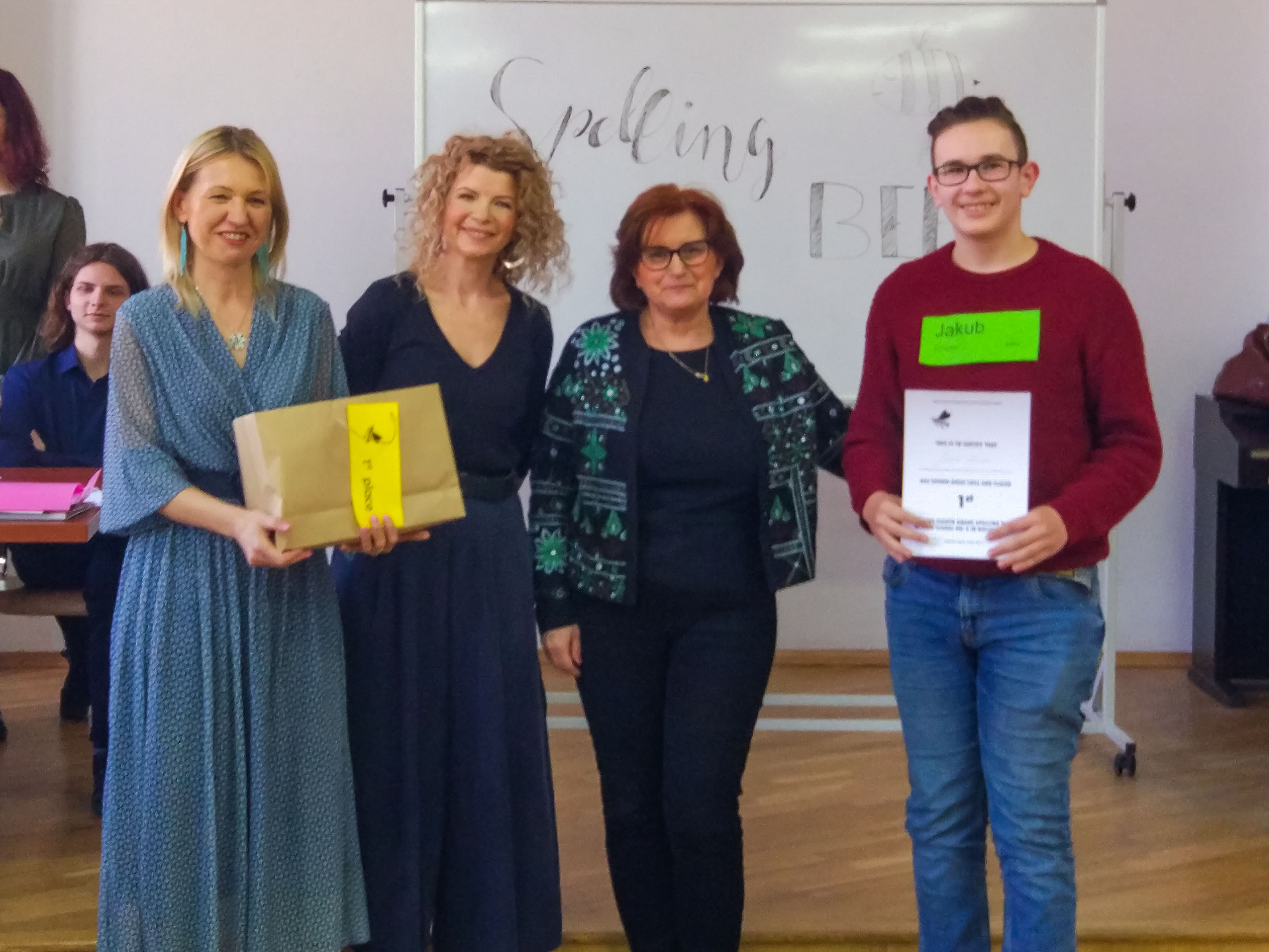 Zdobywca pierwszego miejsca w Konkursie Literowania z Języka Angielskiego „SPELLING BEE” z organizatorkami konkursu