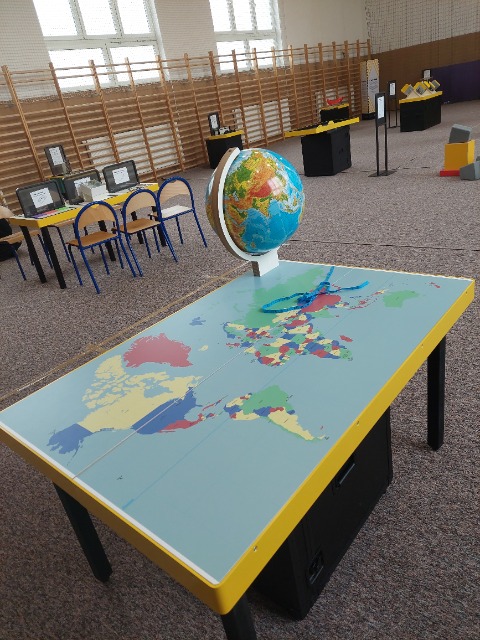 Warsztaty interaktywne w Szkole Podstawowej w Kurdwanowie - mobilna wystawa Centrum Nauki Kopernik „O matmo!” - Obrazek 2