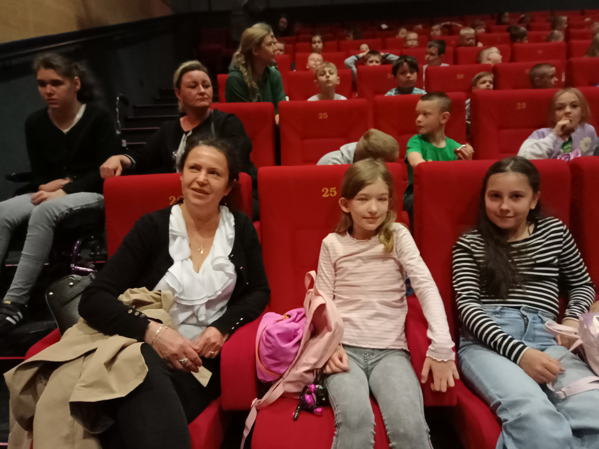 12.05.2023 Na zdjęciu wychowawczyni klasy 3a Elżbieta Lamparska ze swoimi uczennicami przed spektaklem "Piękna i bestia" w kinie "Światowid" w Elblągu.