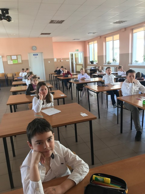 Uczniowie podczas pisania sprawdzianu