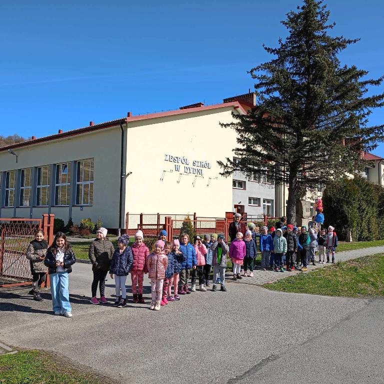 Uczniowie oddziałów przedszkolnych podczas wiosennego spaceru