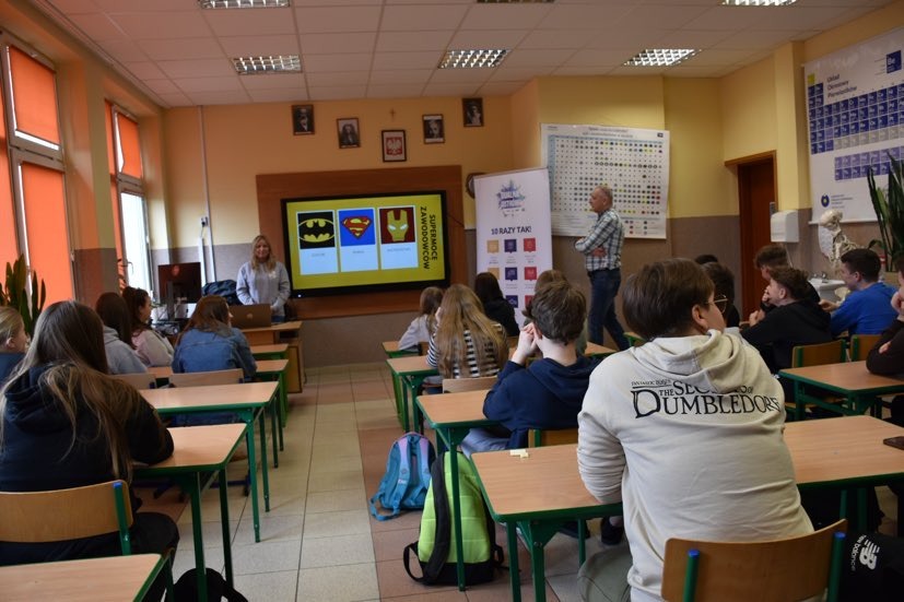 Ósmoklasiści w sali lekcyjnej w czasie spotkania z przedstawicielami dualnych klas branżowych