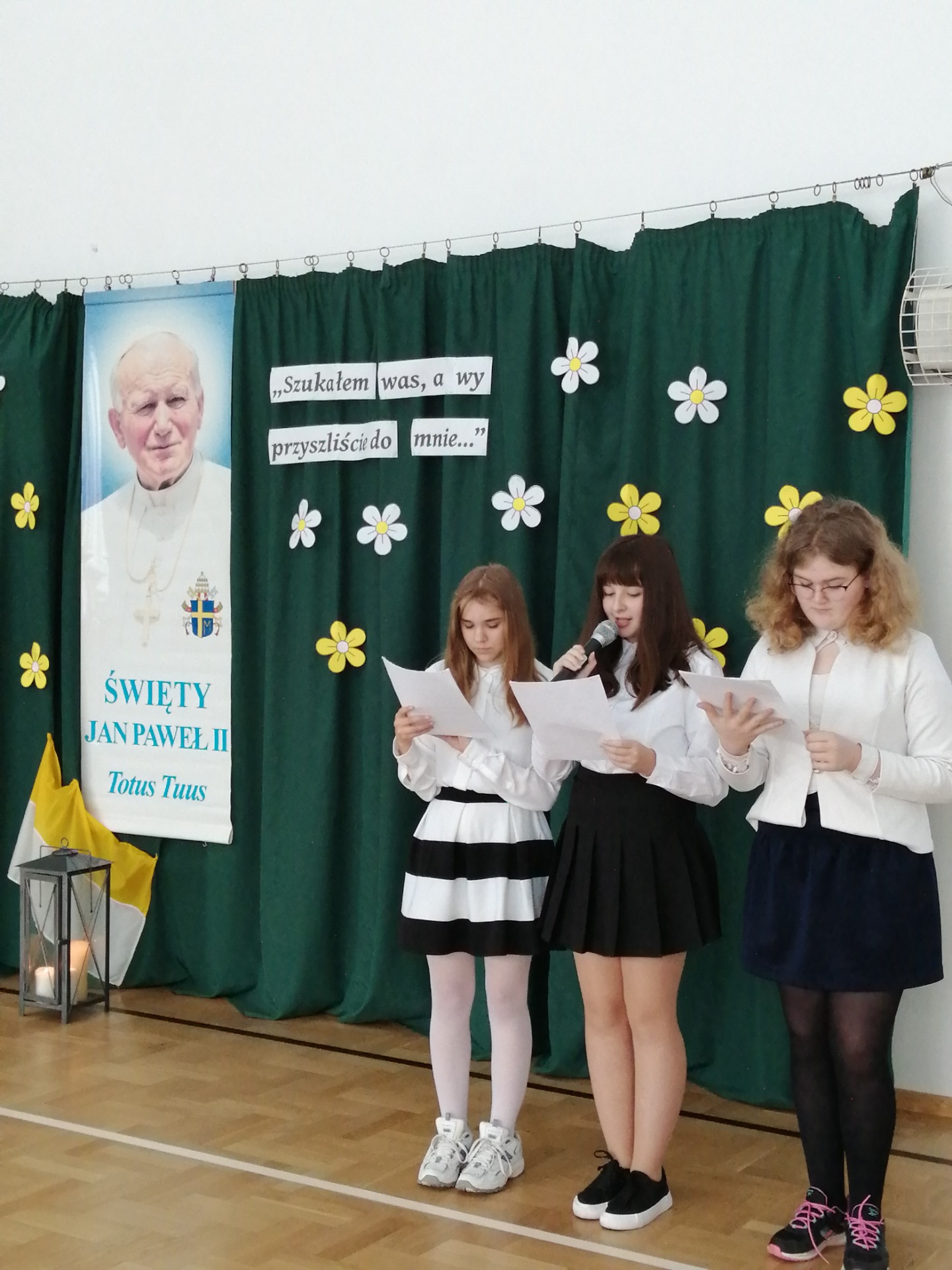 Apel ku czci Jana Pawła II - uczennice szkoły