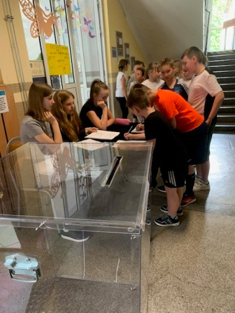 Uczniowie podczas wyborów do Samorządu Uczniowskiego