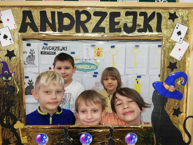 Twarze 5 uczniów w ramce z napisem "Andrzejki.