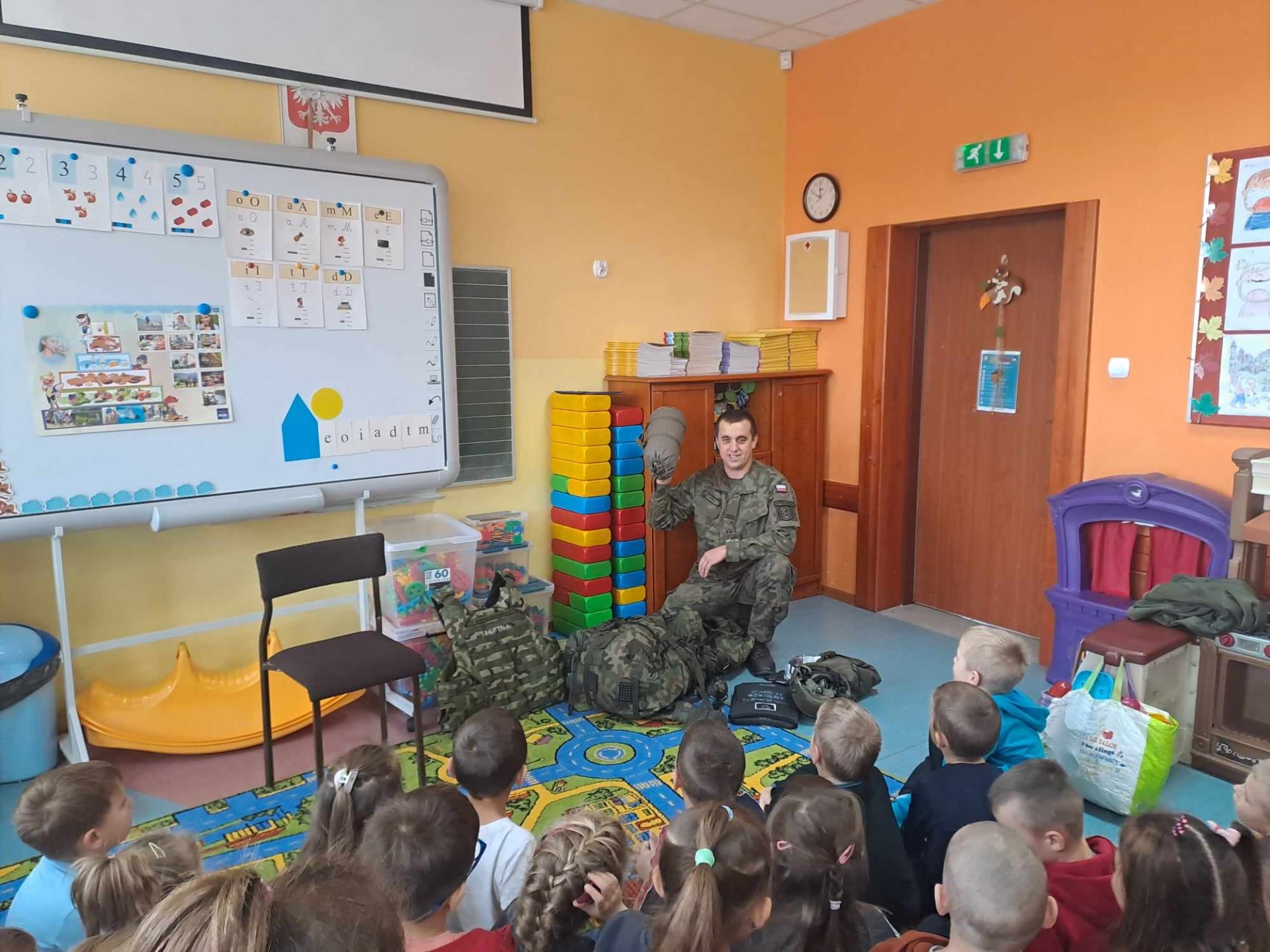 Żołnierz na spotkaniu z dziećmi w oddziale przedszkolnym.