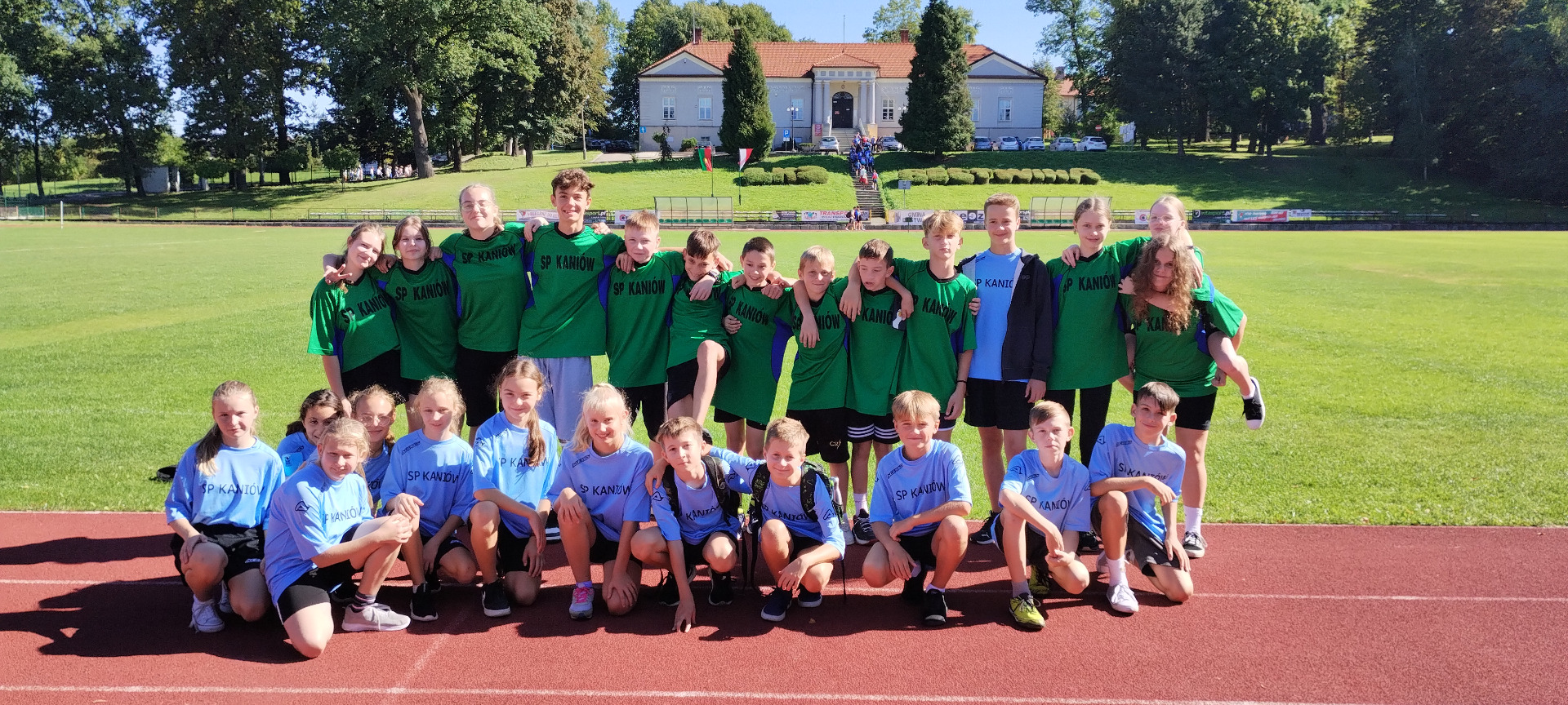Uczniowie ZSP w Kaniowie stojący na bieżni stadionu lekkoatletycznego w Bestwinie