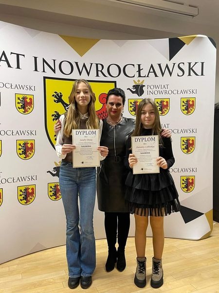 Nagrodzone uczennice wraz ze swoją polonistką
