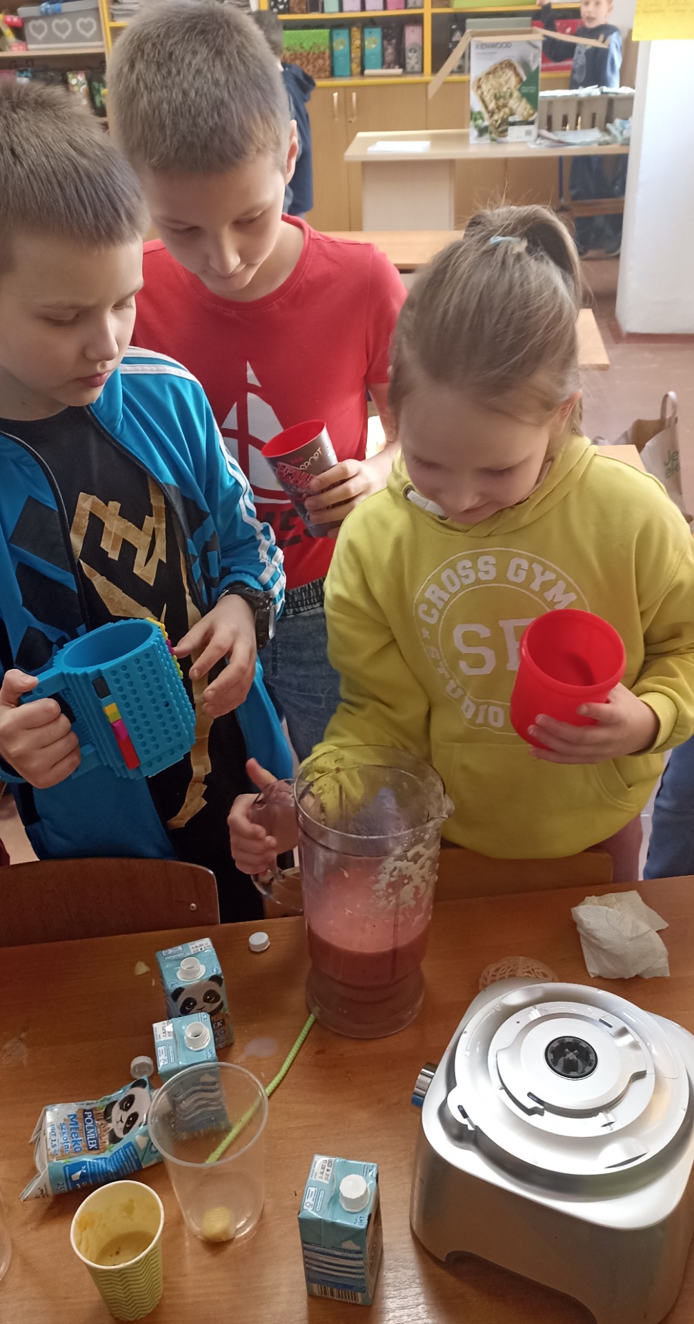 Dzieci wlewają soki do kubków