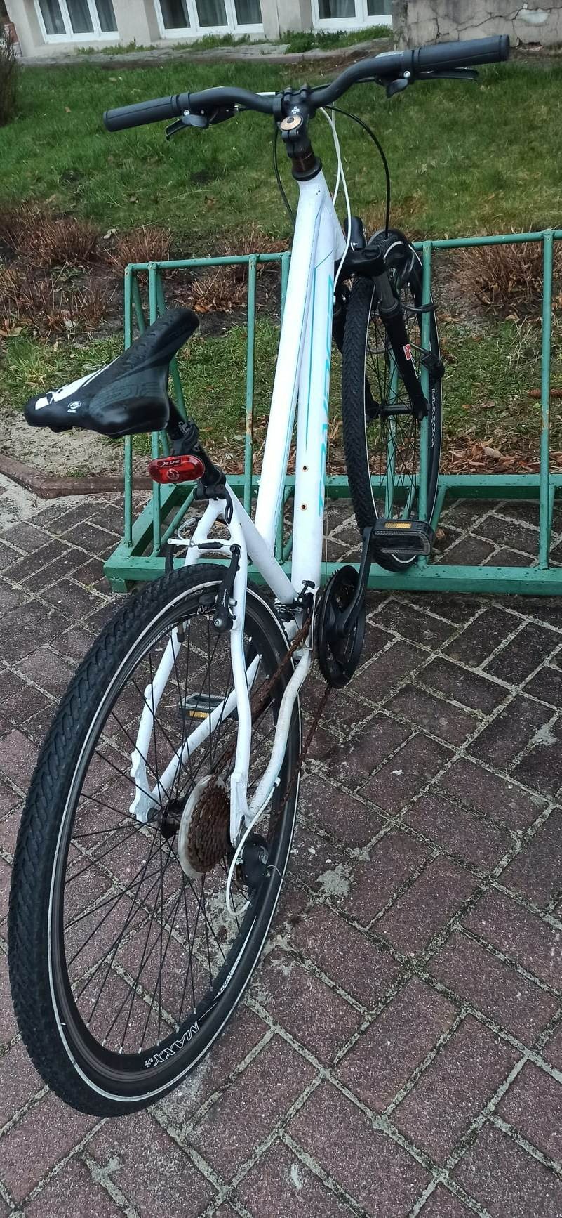 Zdjęcie roweru przypiętego do stojaka
