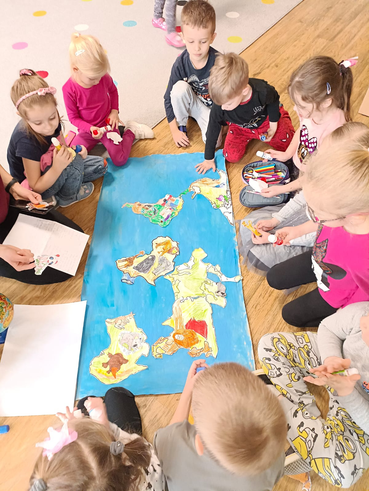Poznajemy kontynenty.                                           Dzieci z grupy Słoneczka podczas tworzenia mapy świata 🌍 - Obrazek 6