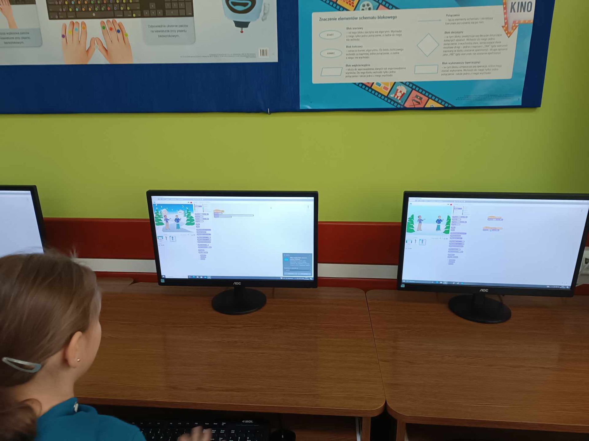 Uczniowie tworzą animację w programie Scratch.