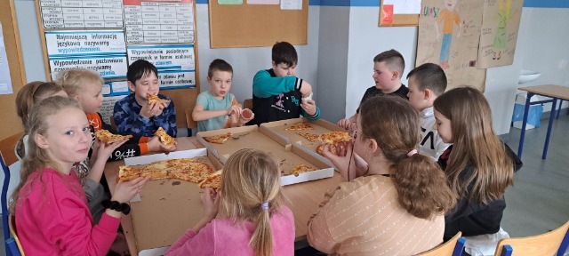 Klasa IV je pizzę.  9 lutego obchodzimy Międzynarodowy Dzień Pizzy.