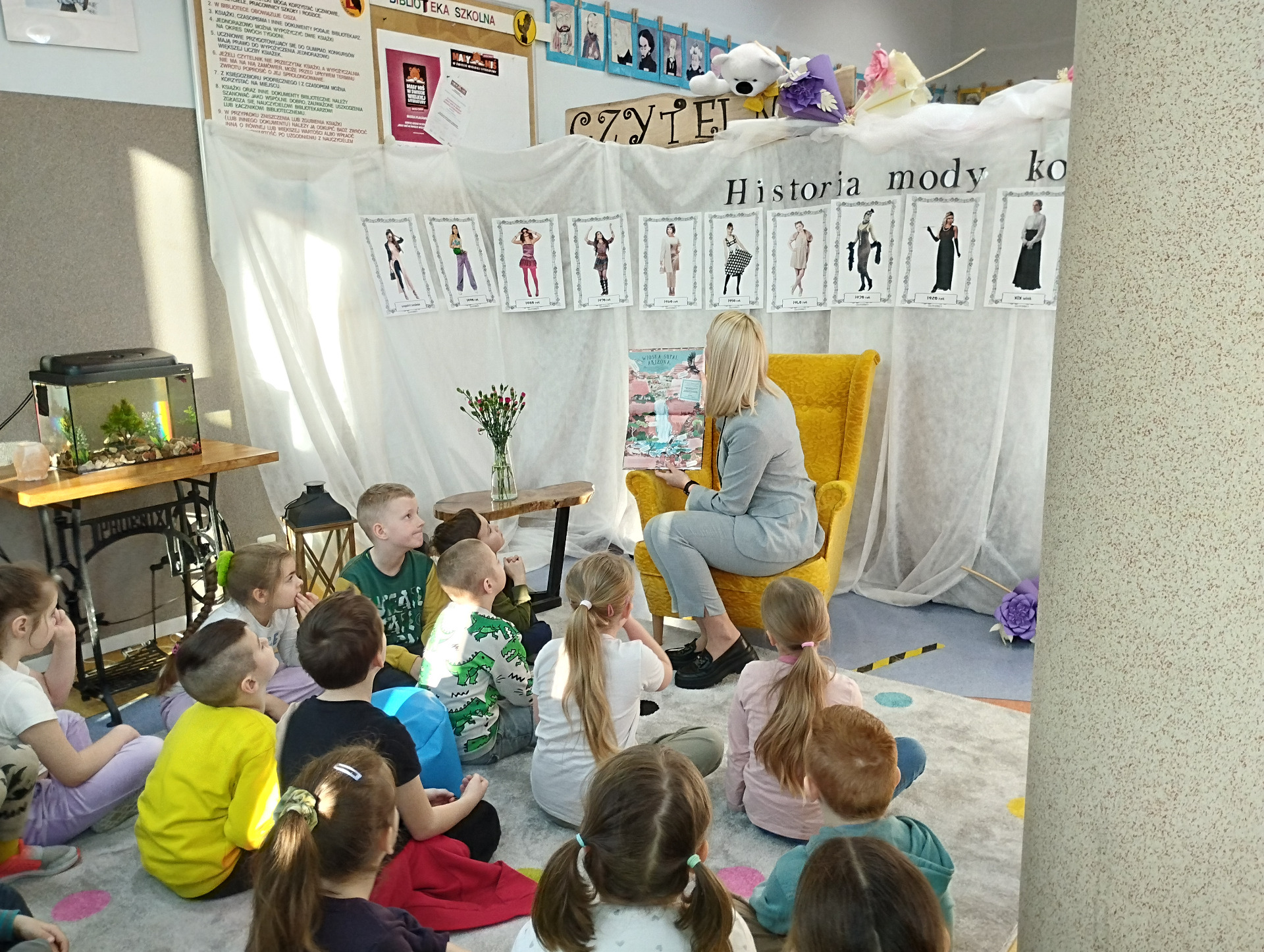 Pani Milena pokazuje dzieciom obrazki w książce