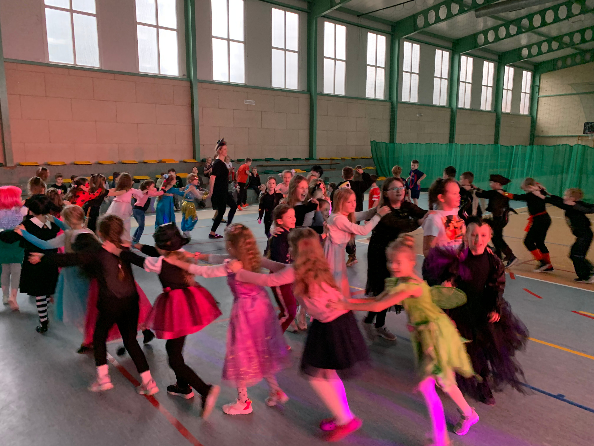 Dzieci podczas balu karnawałowego, tańce w sali gimnastycznej