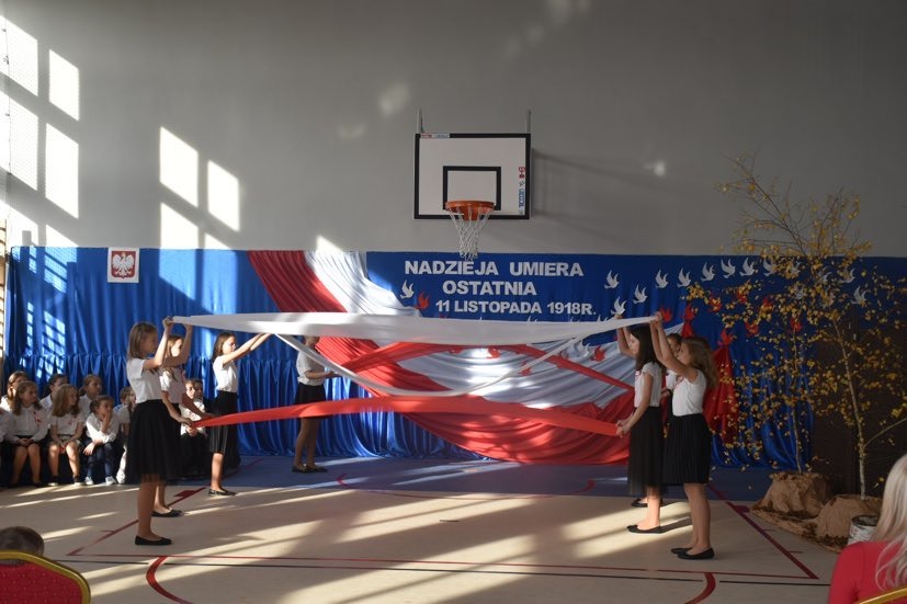 Uczniowie w czasie występu artystycznego w czasie obchodów Święta Niepodległości