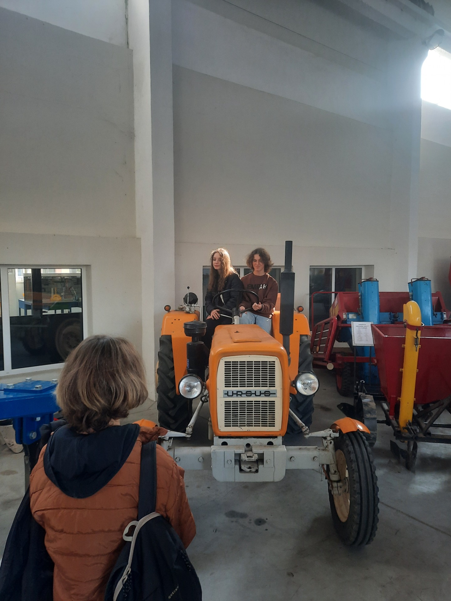 Uczniowie w traktorze.