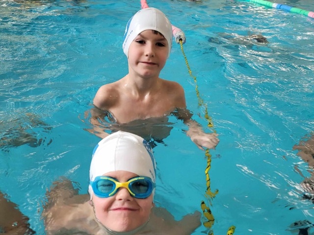 Sukces naszych przedszkolaków w zawodach pływackich - Obrazek 1