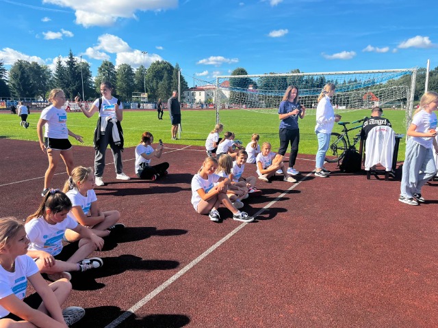 Uczniowie przed startem podczas eventu sportowego "Zacznij do Lekkiej"